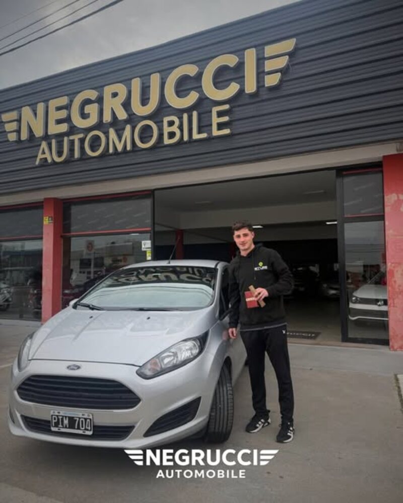 Cliente con su auto recién entregado en Negrucci Automobile